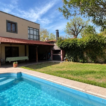 Casa  5 ambientes, quincho con pileta en Sexta Sección - Mendoza