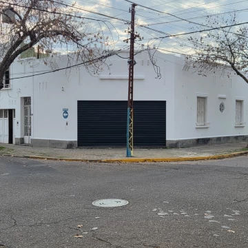 CASA DE 2 DORMITORIOS CON  LOCAL Y GARAGE ARROYITO RIO