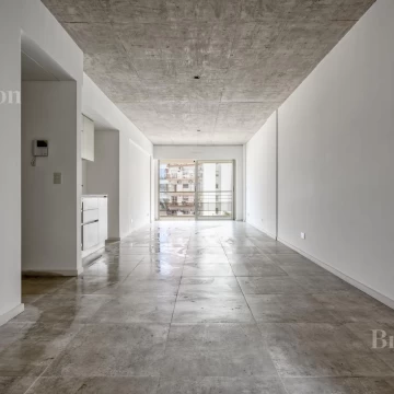 Amplio Monoambiente  Mucha Luz con Balcón y Cochera