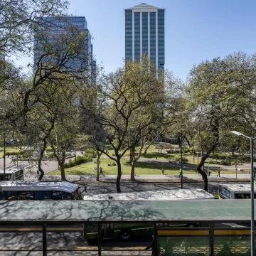 Venta Oficina 8 ambientes, 6 despachos, 4 baños, con vista a Plaza Roma, Catalinas