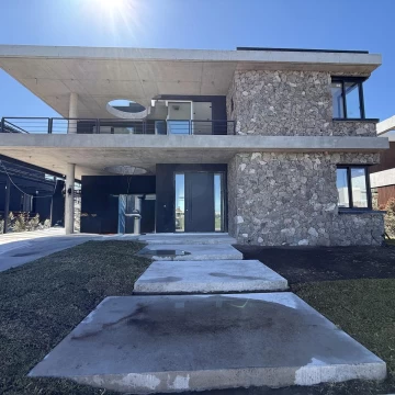 Venta Casa al Lago 6 Ambientes en Costas Puertos