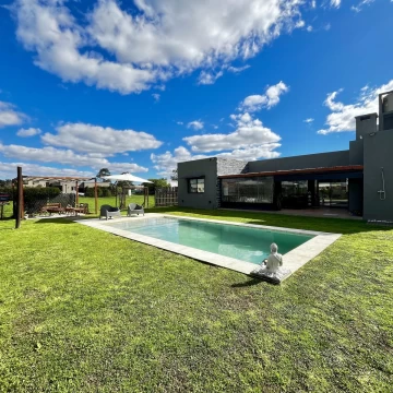 Casa venta 3 dorm piscina parrilla galeria luminosa y espaciosa Maschwitz Escobar