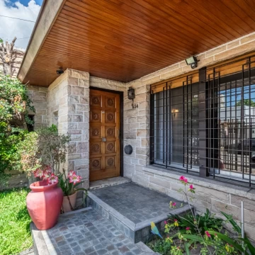 CASA EN VENTA EN FLORIDA – 3 DORMITORIOS, JARDÍN, PILETA, QUINCHO Y COCHERA