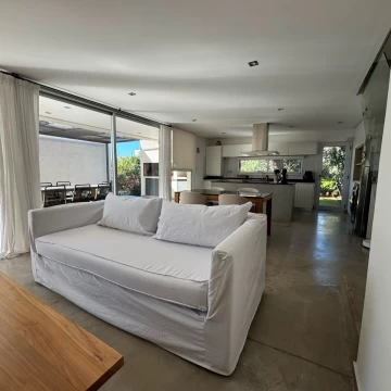 Casa en venta de 3 dormitorios en barrio La Carolina.
