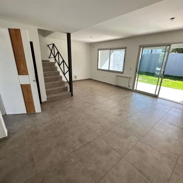 Duplex en alquiler 3dorm  Lomas de Manantiales