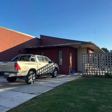 Casa luminosa en venta con piscina, jardin, parrilla 3 dormitorios Canton Norte