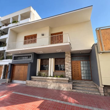 Casa en Calle Belgrano, ideal para uso comercial o residencial. Apta Crédito.