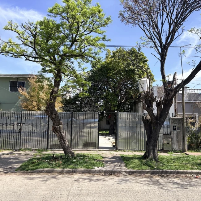 Venta Casa a reciclar 3 ambientes en Quilmes Oeste sobre lote de 300 M2