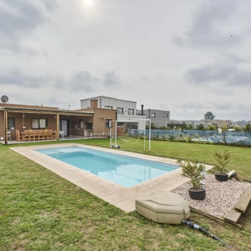 Casa de 4 Amb con Pileta - Quincho - Cochera en B° Santa Elena - Pilar del Este
