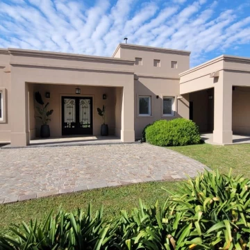 Venta Casa 4 ambientes con Gran Parque y Piscina en Chacras de la Cruz