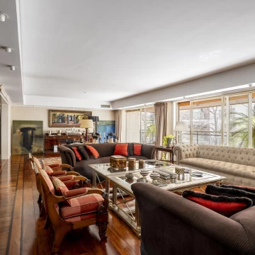 Venta Departamento de categoría en Recoleta. Piso luminoso de 7 ambientes, 4 ambientes y 2 cocheras