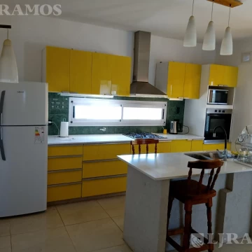Casa en Área 12 de San Sebastián con hermoso pulmón al verde MB