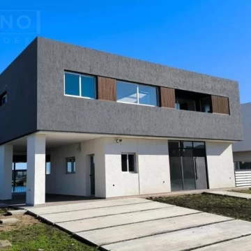 Venta Casa 7 Ambientes con Salida a la Laguna en San Sebastián, Escobar