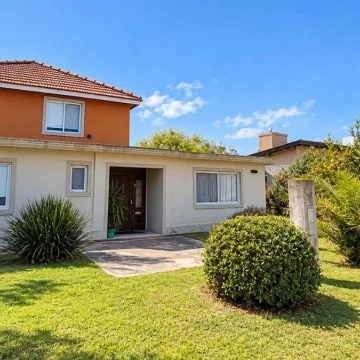 VENTA. CASA 4 AMBIENTES SOBRE LOTE DE 1090 M2. PILETA Y PARRILA. CHASCOMÚS