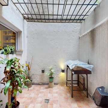 Amplio monoambiente divisible, con patio