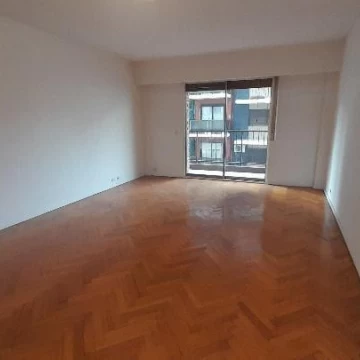 Alquiler - Departamento 3 ambientes con dependencia y cochera en Recoleta