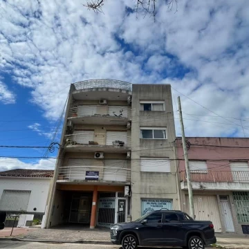 Departamento dos ambientes en alquiler en el centro de Lujan, con balcón