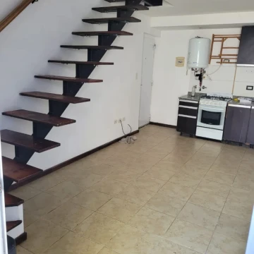 DEPARTAMENTO DUPLEX DE 1 DORMITORIO CON PATIO