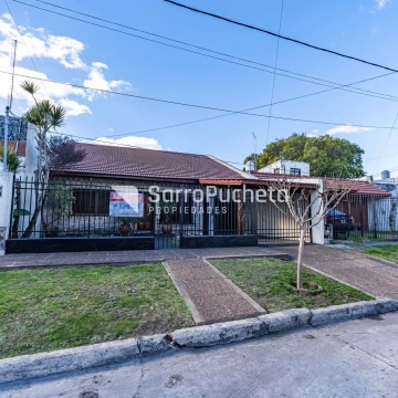 Venta casa 4 ambientes  con amplio parque y quincho en Morón