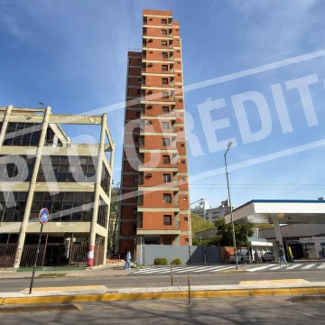 Departamento de 2 dormitorios con cochera y baulera en venta en La Plata