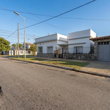 VENTA CASA EN TEMPERLEY | LOTE EN ESQUINA | 2 PLANTAS | 2 COCHERAS