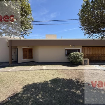 VENTA - Casa de 3 dormitorios con pileta y quincho en Cerro Chico