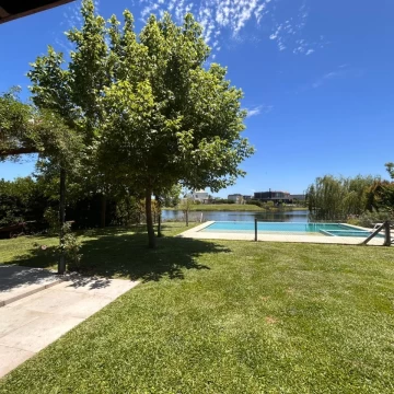 Casa Moderna 4 dormitorios   escritorio   playroom   sala de tv a la Laguna-Puertos del Lago-Marinas