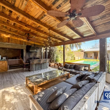 CASA SUPER LUMINOSA EN AMPLIO LOTE