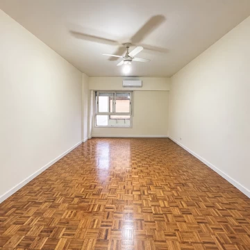 Amplio monoambiente con vestidor separado en Recoleta