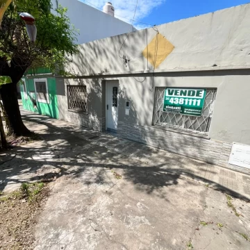 VENTA Casa de 2 dormitorios con patio y terraza Magallanes 1400 Azcuénaga Rosario