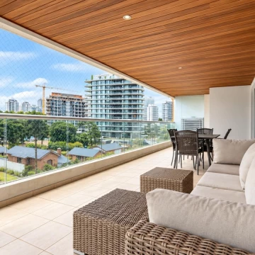 Apartamento en Playa Brava, Punta del Este 2 dormitorios y medio, amplia terraza y servicios