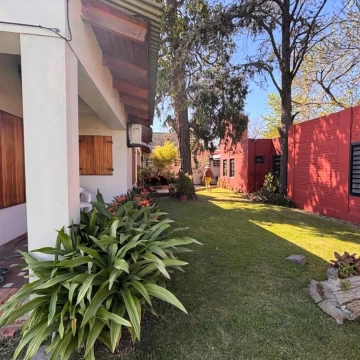 Casa con 3 dormitorios. Piscina. Parque. Tolosa, La Plata