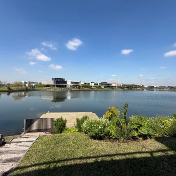 Casa en venta 5 dormitorios en Virazón, Nordelta, con costa de más de 180 grados a la laguna