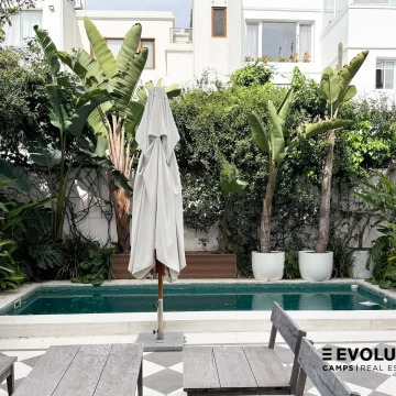 Alquiler casa en Barrio Parque. 3 plantas, patio con pileta