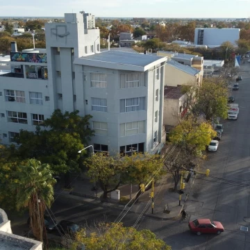 Edificio comercial en esquina de Av. 9 de Julio y Coronel Suarez