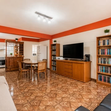 Casa Multifamiliar con local · En Venta · 7 Departamentos · Garaje ·  Terraza grande · Villa Lugano