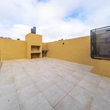Casa en venta en Echesortu con patio y parrilla.