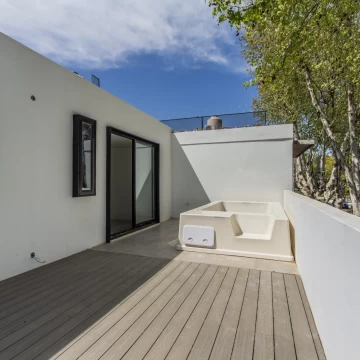 Casa 5 amb. a estrenar en esquina con pileta, parrilla y cochera – Villa Pueyrredón