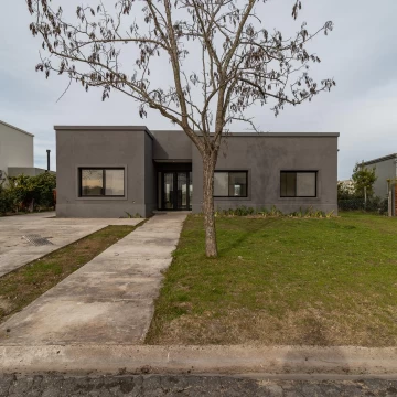 Casa 3 dormitorios más dependencia o escritorio. Excelentes terminaciones