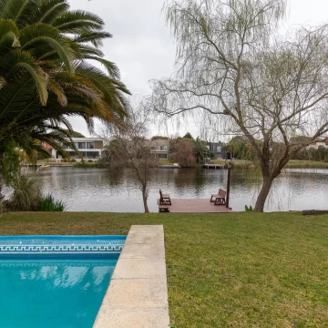 Casa con amarra en la mejor ubicación de la laguna