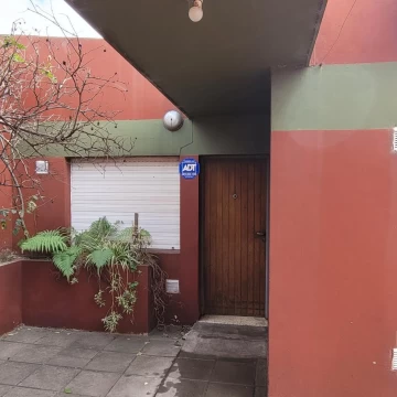 Casa con consultorio o dependencia en venta, Berisso