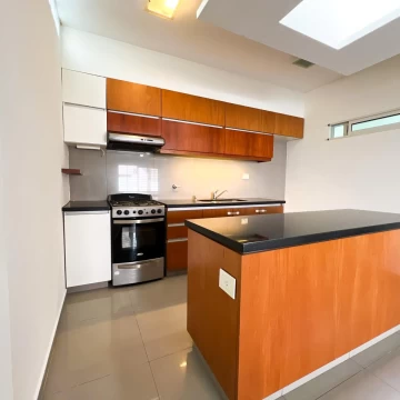 Venta Casa esquina Lourdes Rosario. Cochera Patio Terraza. Apta Credito Hipotecario Dos Dormitorios
