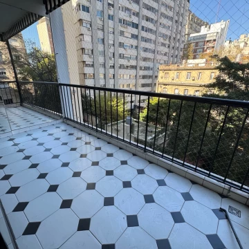 Excelente 5 ambientes + dependencia con balcón y vista verde en Recoleta