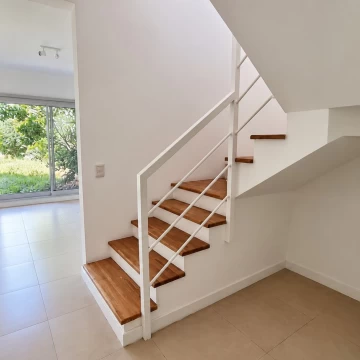 Departamento Duplex 4 amb con Jardin en Alquiler en Casas del Sendero, Nordelta