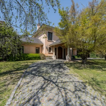 VENTA. Casa 6 Amb c/dos cocheras y piscina. VISTA AL CAMPO DE GOLF