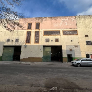 Galpon en alquiler. 1300 m2 con oficinas. Todo en una planta y sin columnas. Mixtura 2.