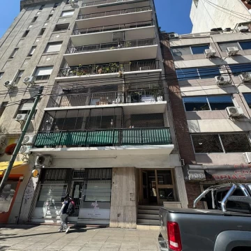 Departamento 2 ambientes en calle Riobamba al 700