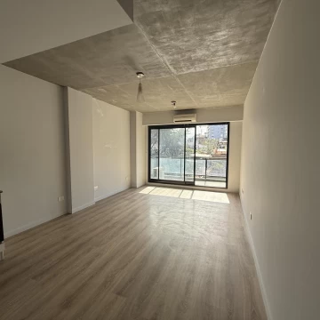 ALQUILER MONOAMBIENTE CON BALCÓN Y LUMINOSO EDIFICIO NUEVO EN CHACARITA