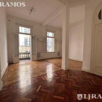 Junin y Paraguay. Apto profesional y/o comercial. Alquiler.