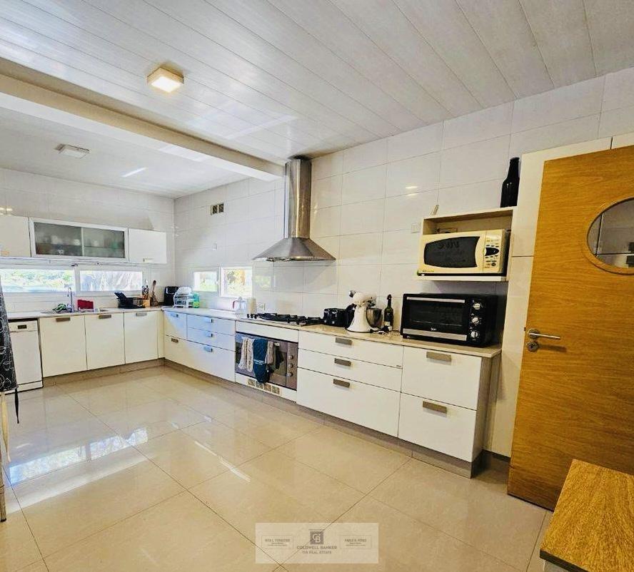 Cocina amplia y equipada